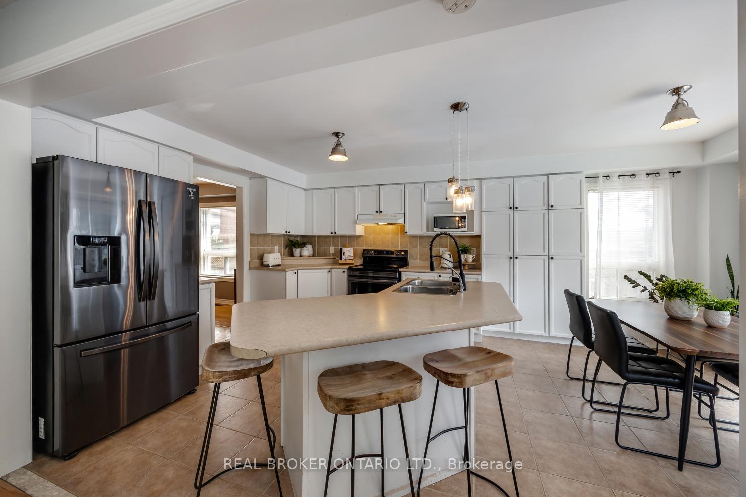 Photo 17 of 36 West Side Drive, Clarington, Bowmanville — HOMEH