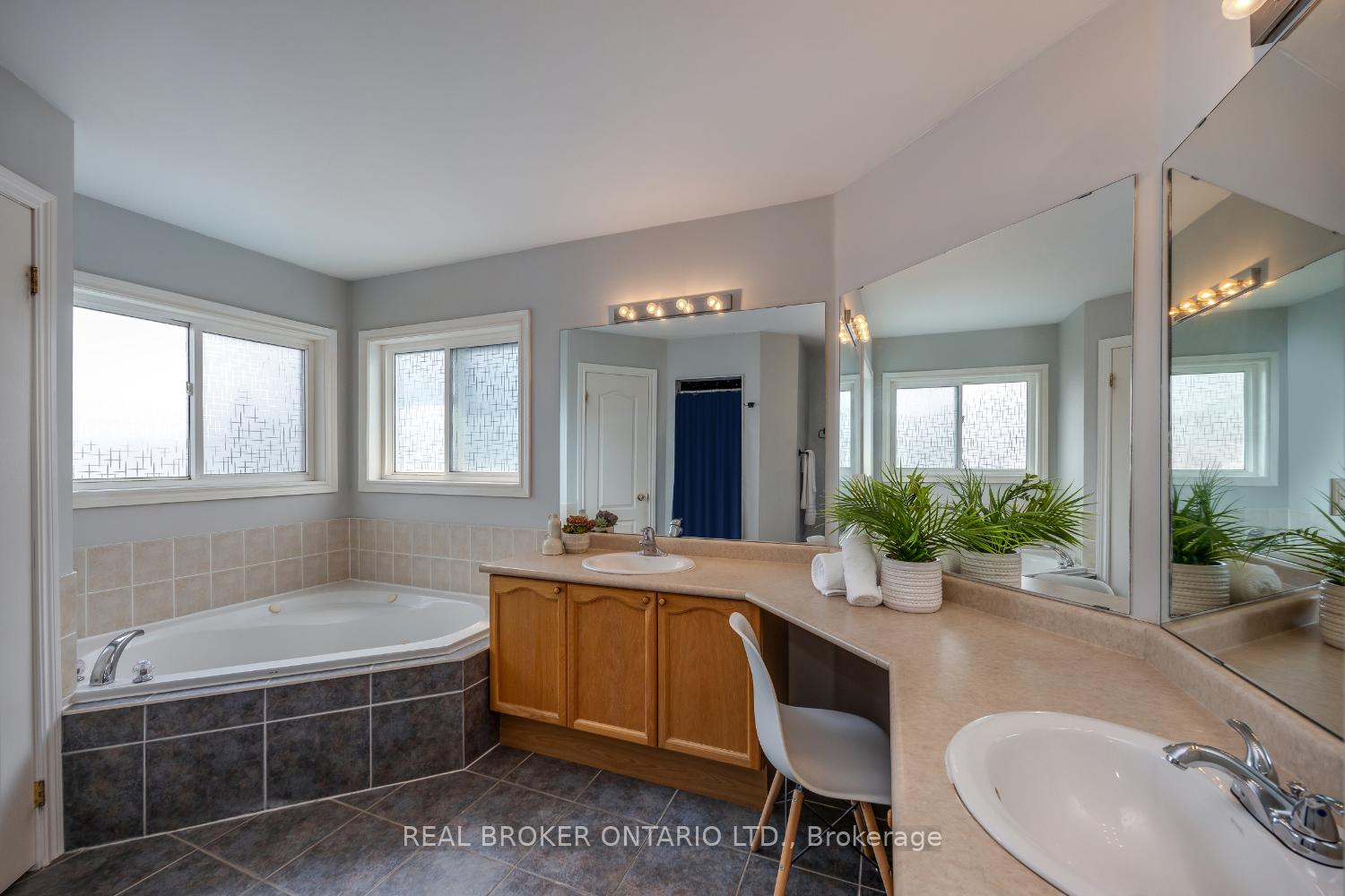 Photo 24 of 36 West Side Drive, Clarington, Bowmanville — HOMEH