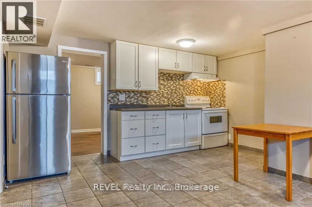 Photo 2 of 397 Grantham Avenue, St. Catharines, Carlton/Bunting — HOMEH