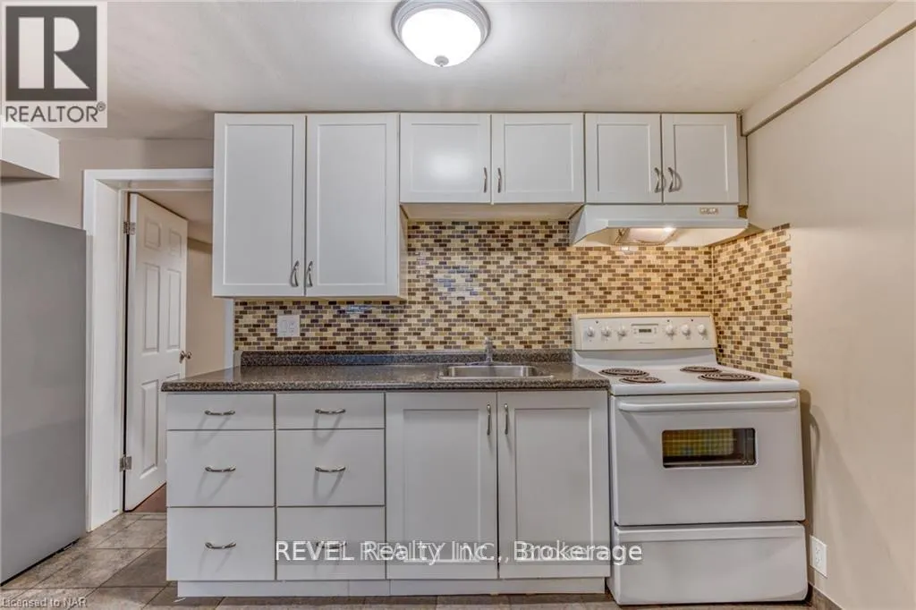 Photo 3 of 397 Grantham Avenue, St. Catharines, Carlton/Bunting — HOMEH