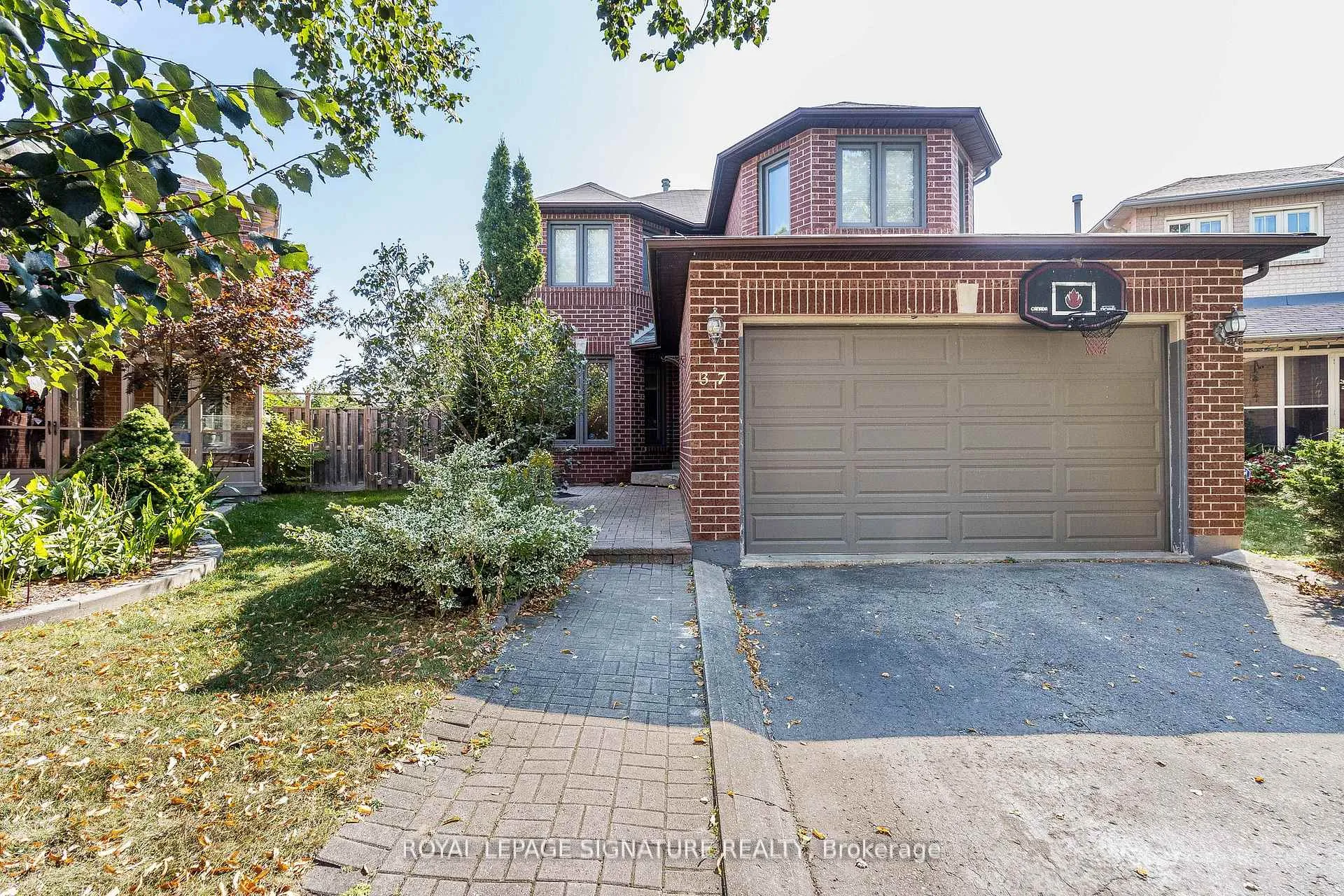 Front of 37 Richwood Crescent