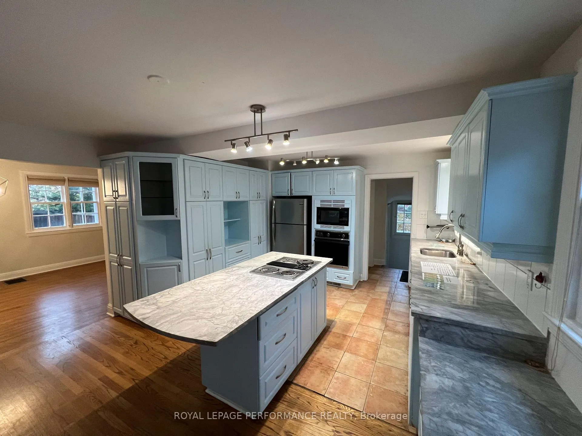 Photo 9 of 577 Mansfield Avenue S, Ottawa, McKellar Heights/Glabar Park — HOMEH