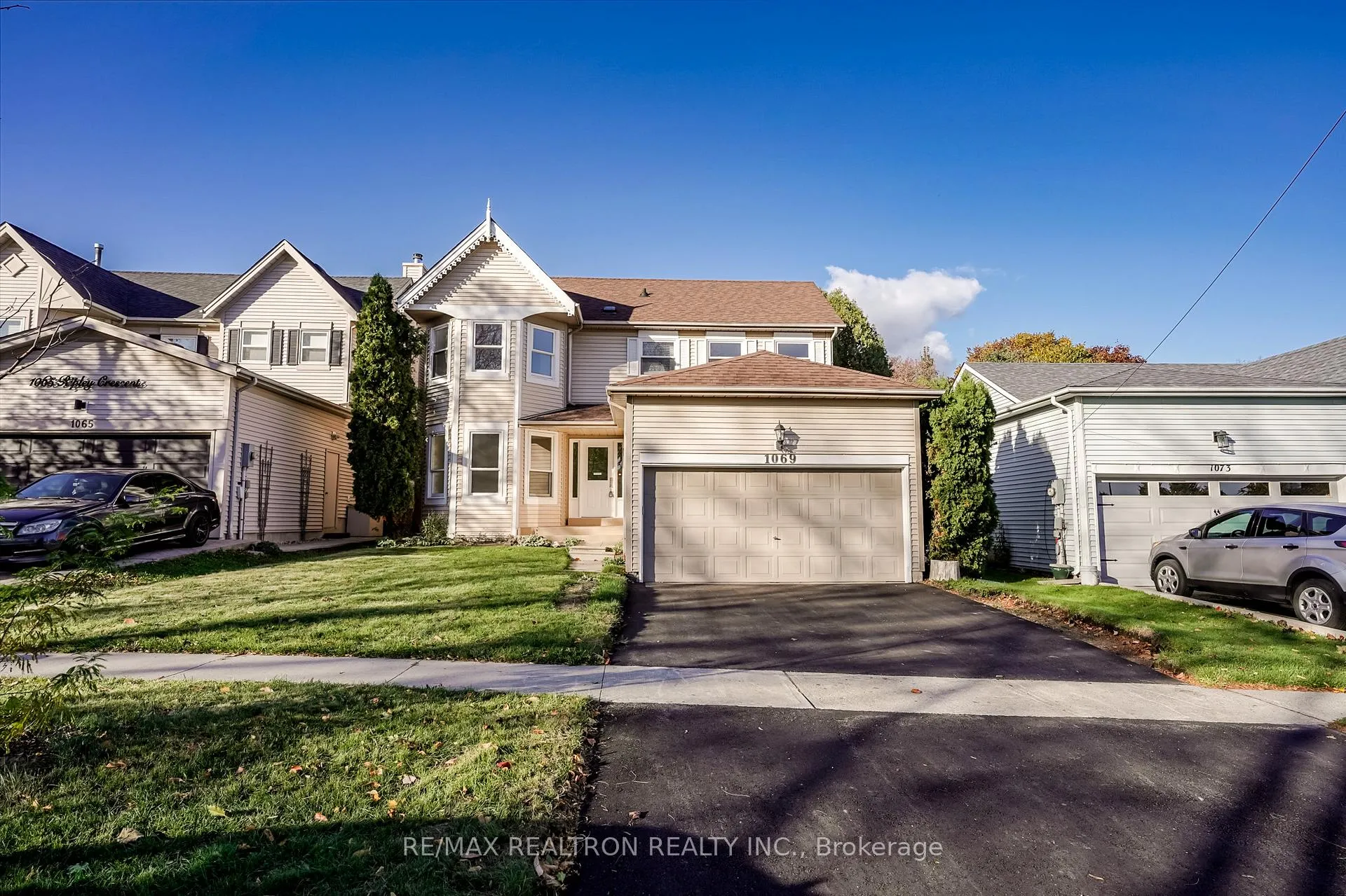 Photo 1 of 1069 Ripley Crescent, Oshawa, Pinecrest — HOMEH