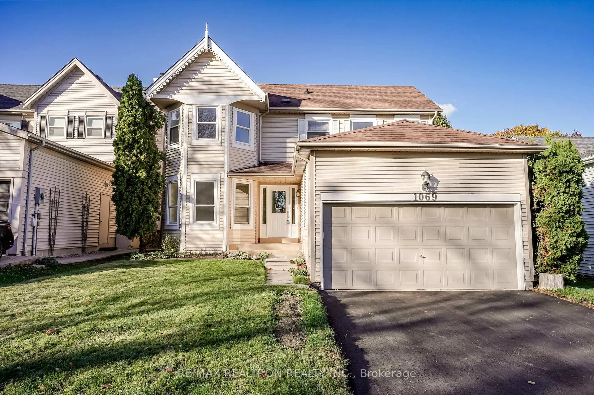 Photo 2 of 1069 Ripley Crescent, Oshawa, Pinecrest — HOMEH