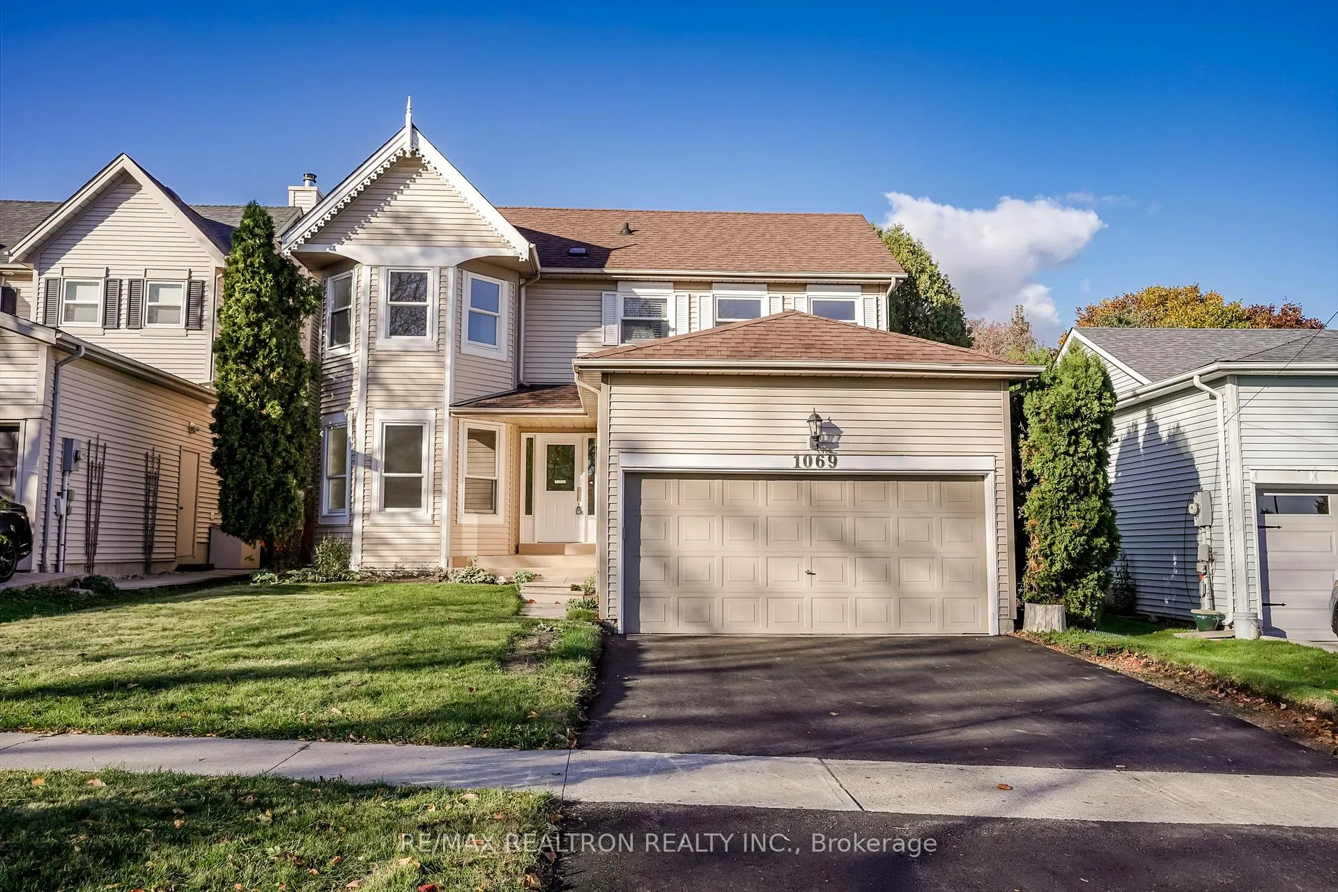 Photo 3 of 1069 Ripley Crescent, Oshawa, Pinecrest — HOMEH