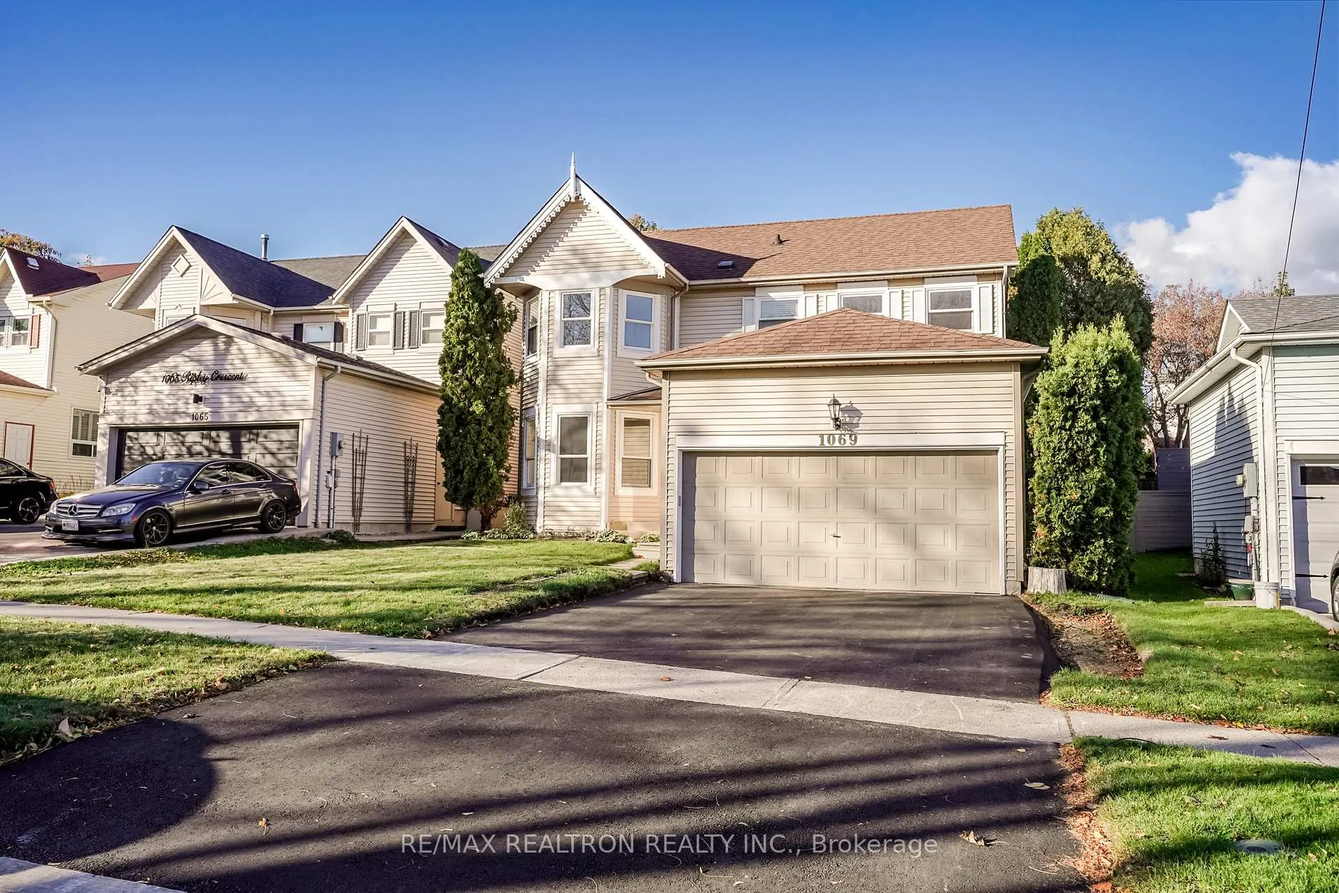 Photo 4 of 1069 Ripley Crescent, Oshawa, Pinecrest — HOMEH
