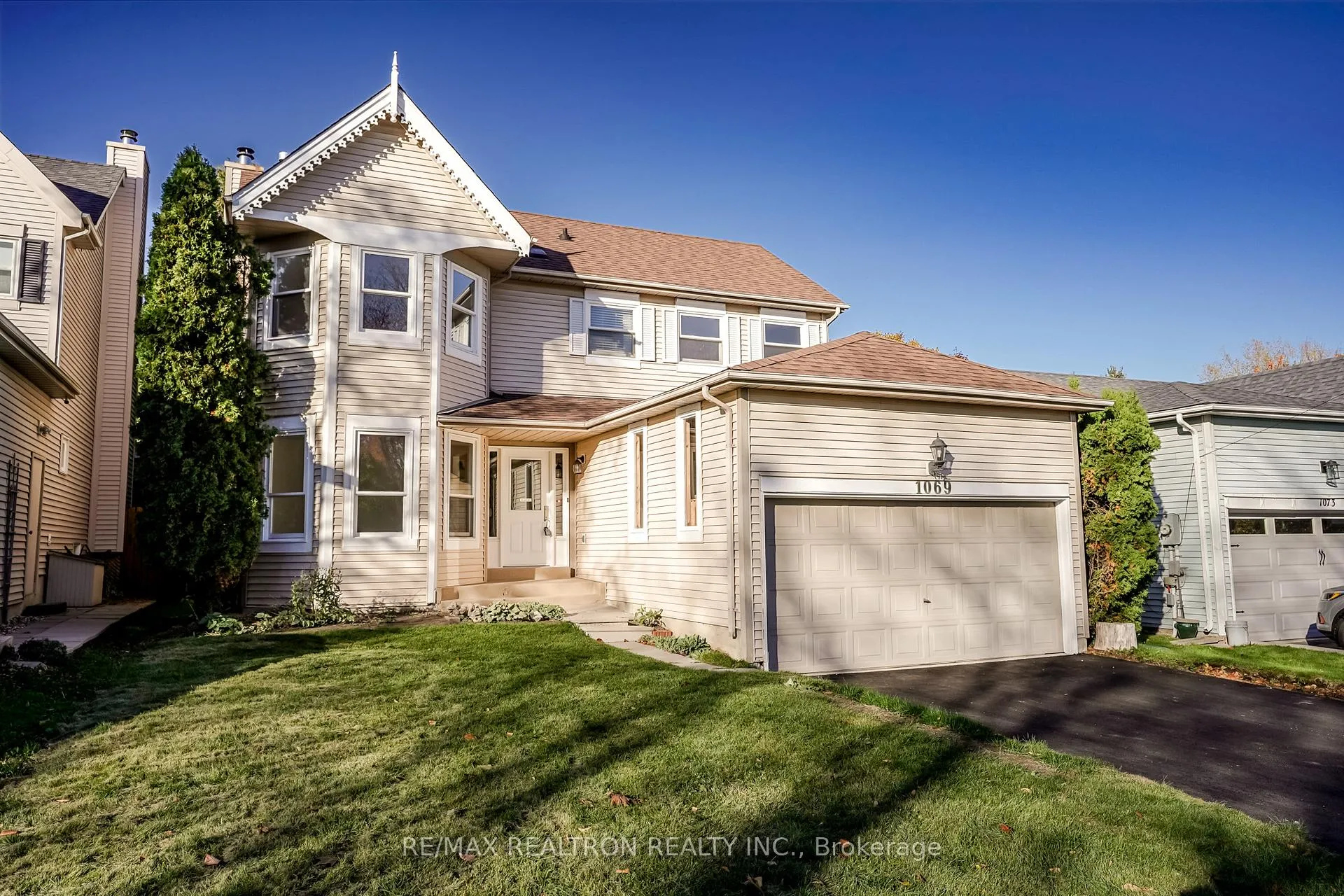 Photo 5 of 1069 Ripley Crescent, Oshawa, Pinecrest — HOMEH