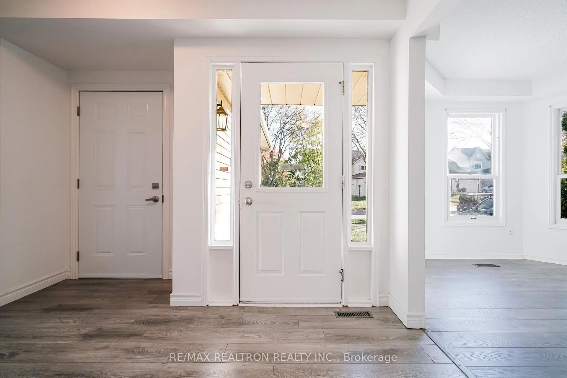 Photo 6 of 1069 Ripley Crescent, Oshawa, Pinecrest — HOMEH