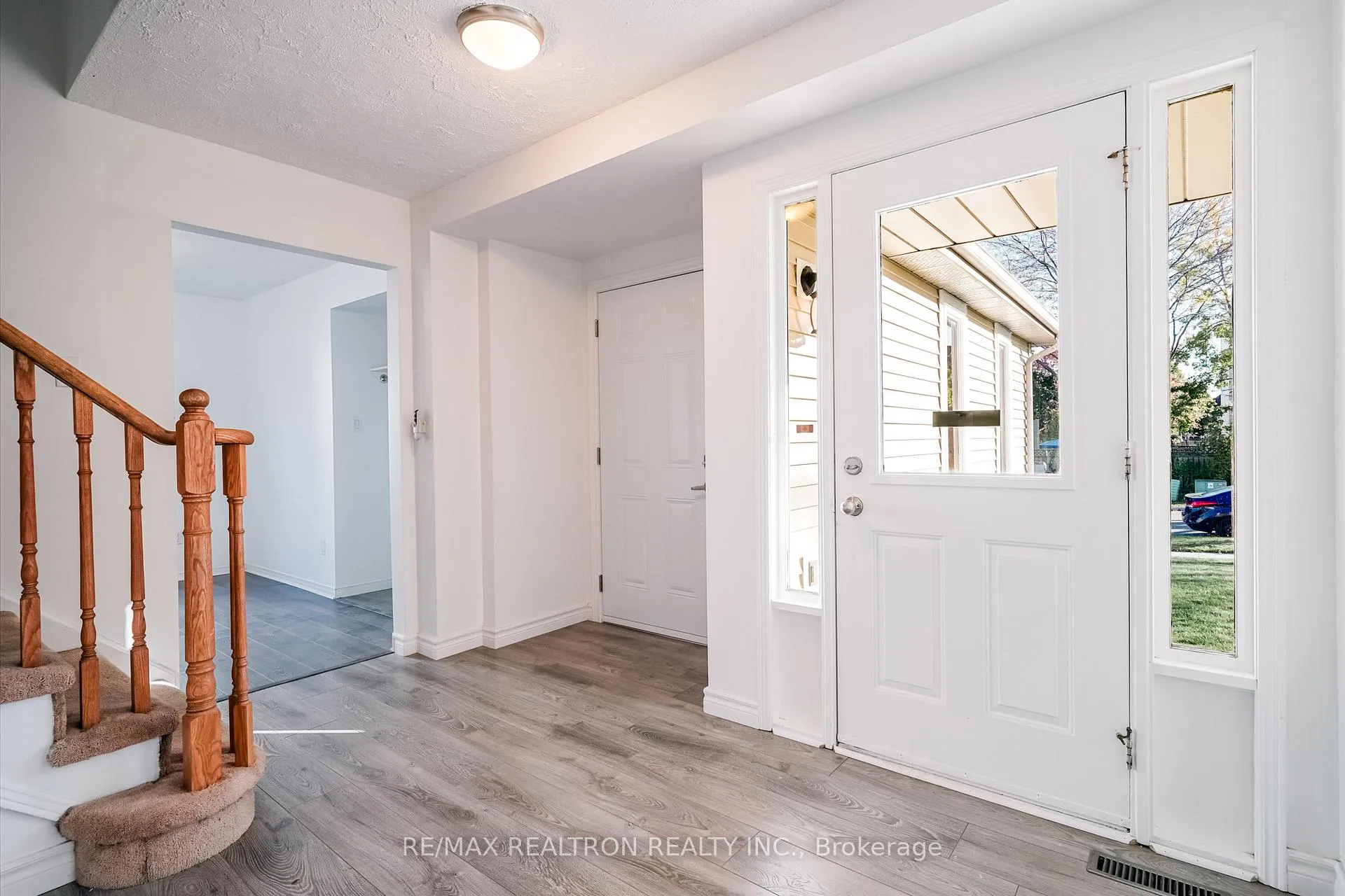 Photo 7 of 1069 Ripley Crescent, Oshawa, Pinecrest — HOMEH