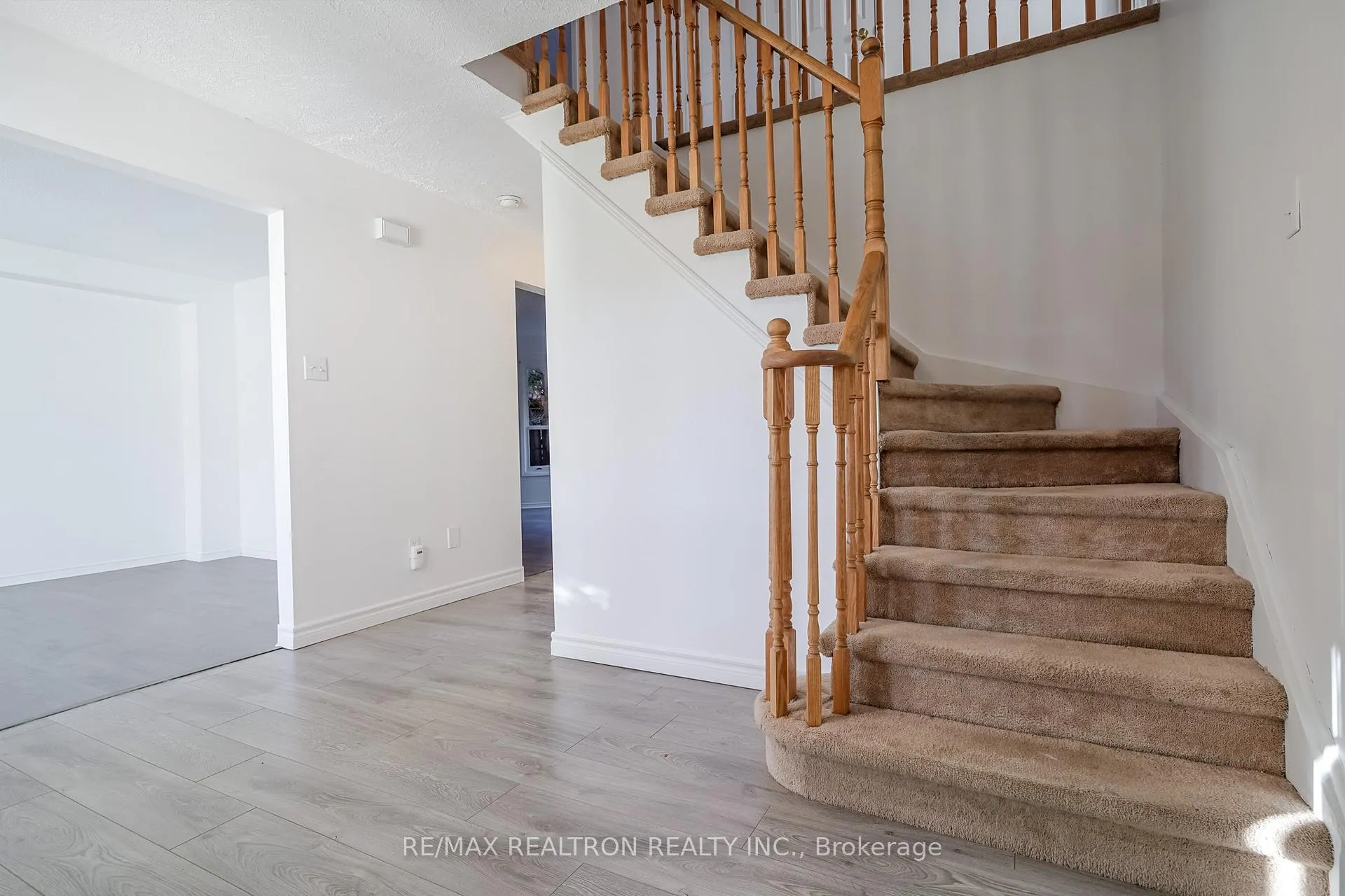 Photo 8 of 1069 Ripley Crescent, Oshawa, Pinecrest — HOMEH