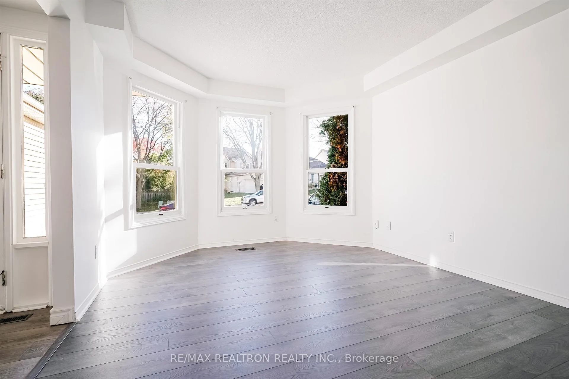 Photo 11 of 1069 Ripley Crescent, Oshawa, Pinecrest — HOMEH