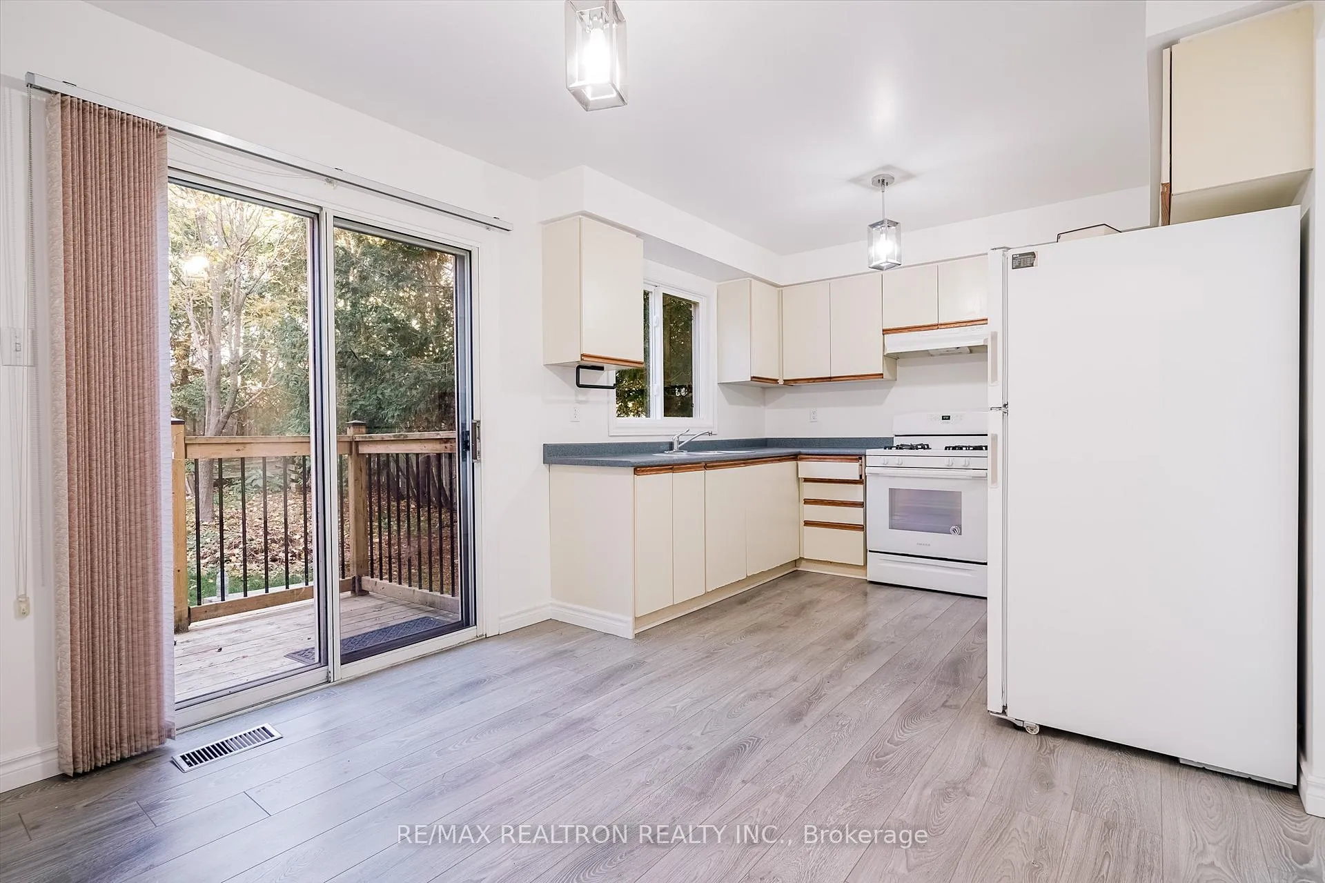 Photo 19 of 1069 Ripley Crescent, Oshawa, Pinecrest — HOMEH