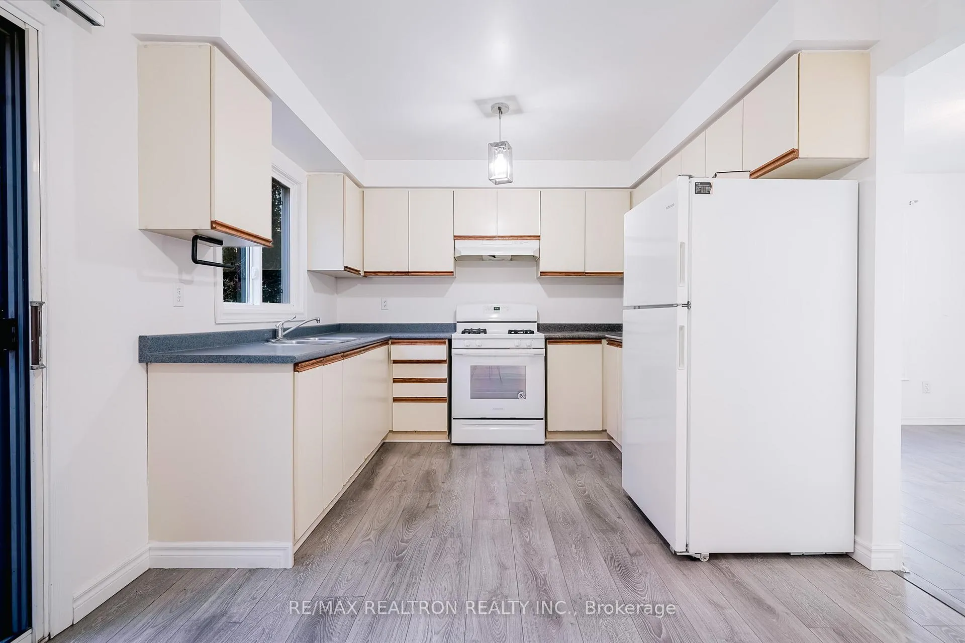 Photo 21 of 1069 Ripley Crescent, Oshawa, Pinecrest — HOMEH