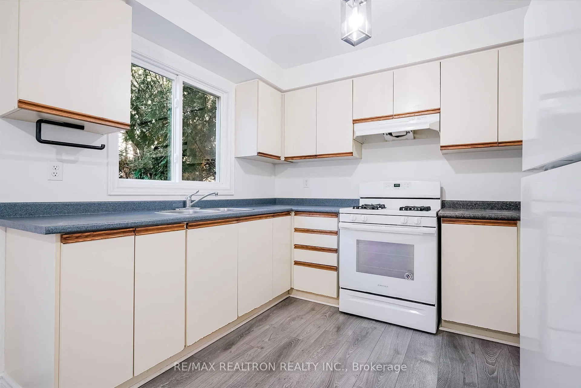 Photo 22 of 1069 Ripley Crescent, Oshawa, Pinecrest — HOMEH