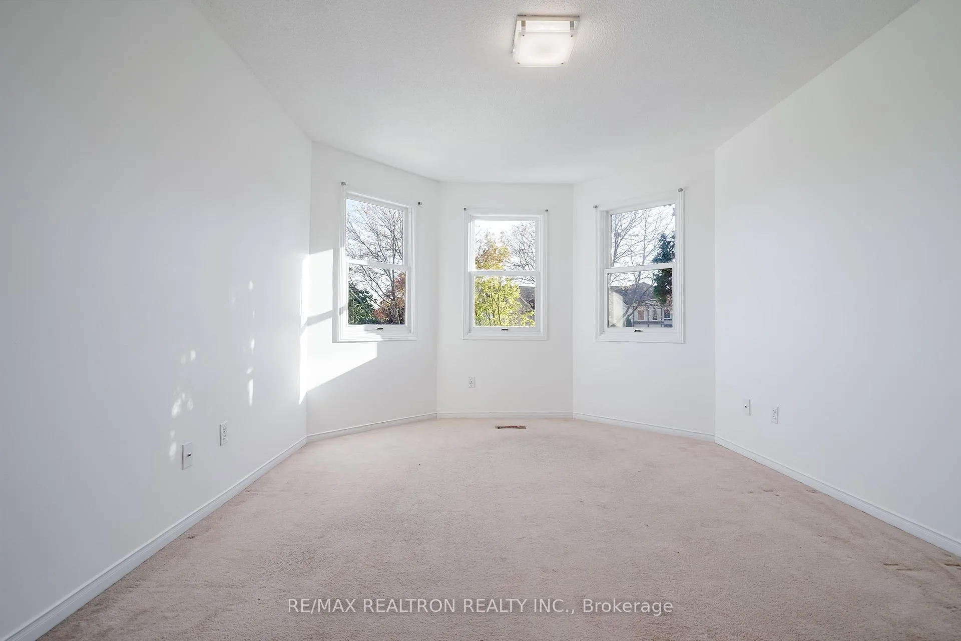 Photo 34 of 1069 Ripley Crescent, Oshawa, Pinecrest — HOMEH