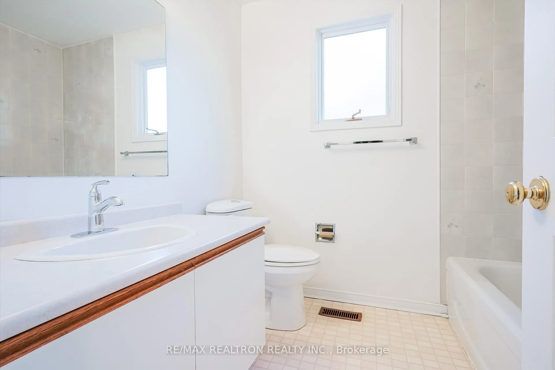 Photo 37 of 1069 Ripley Crescent, Oshawa, Pinecrest — HOMEH
