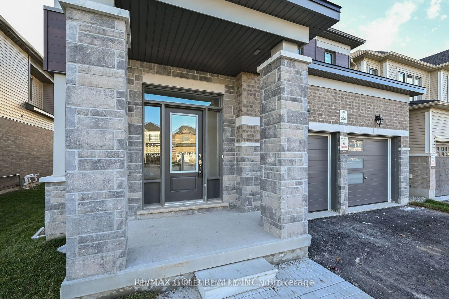 Photo 2 of 161 Terry Fox Drive, Barrie, Rural Barrie Southeast — HOMEH