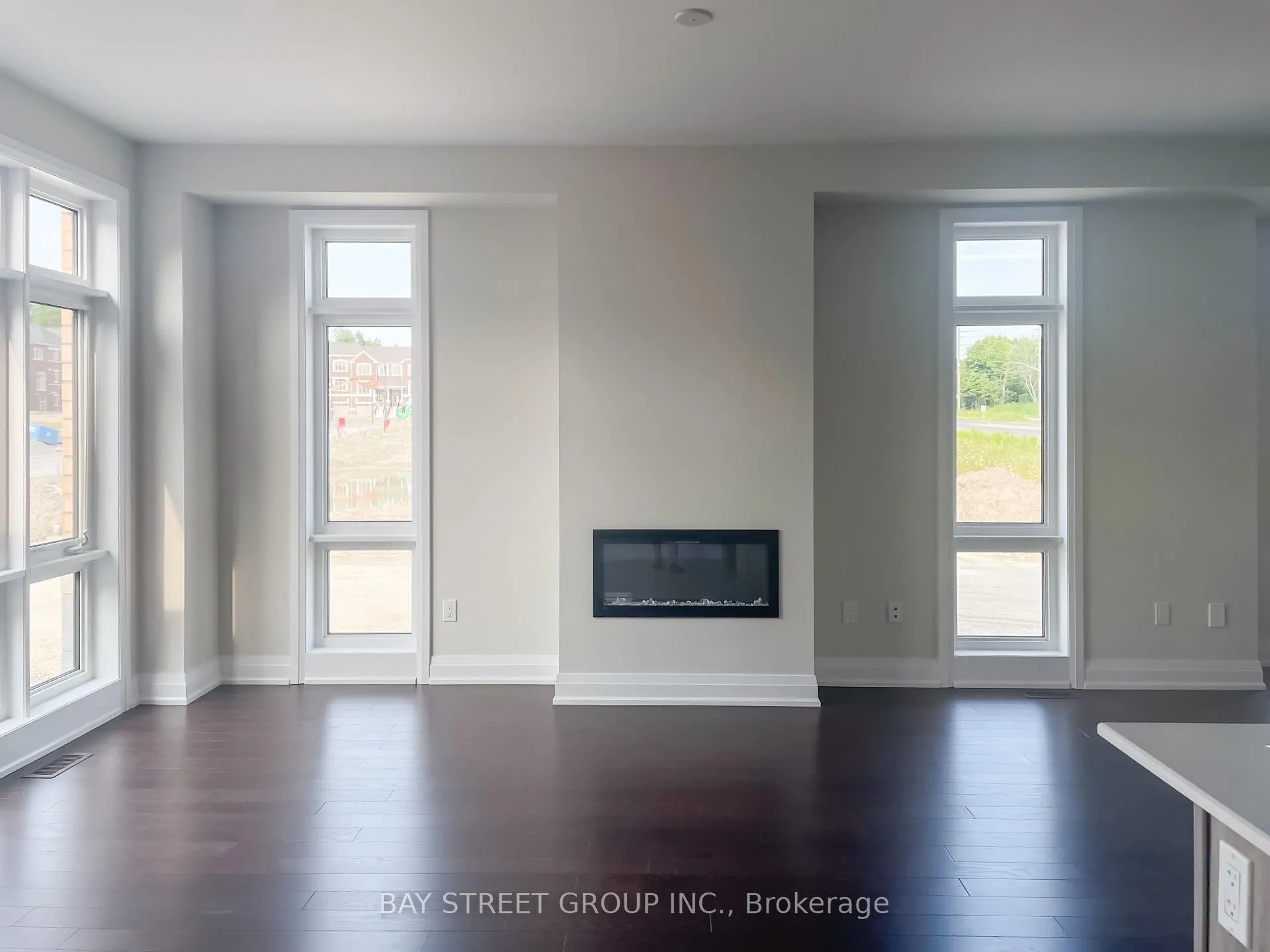 Photo 10 of 993 Crowsnest Hollow, Pickering, Rural Pickering — HOMEH