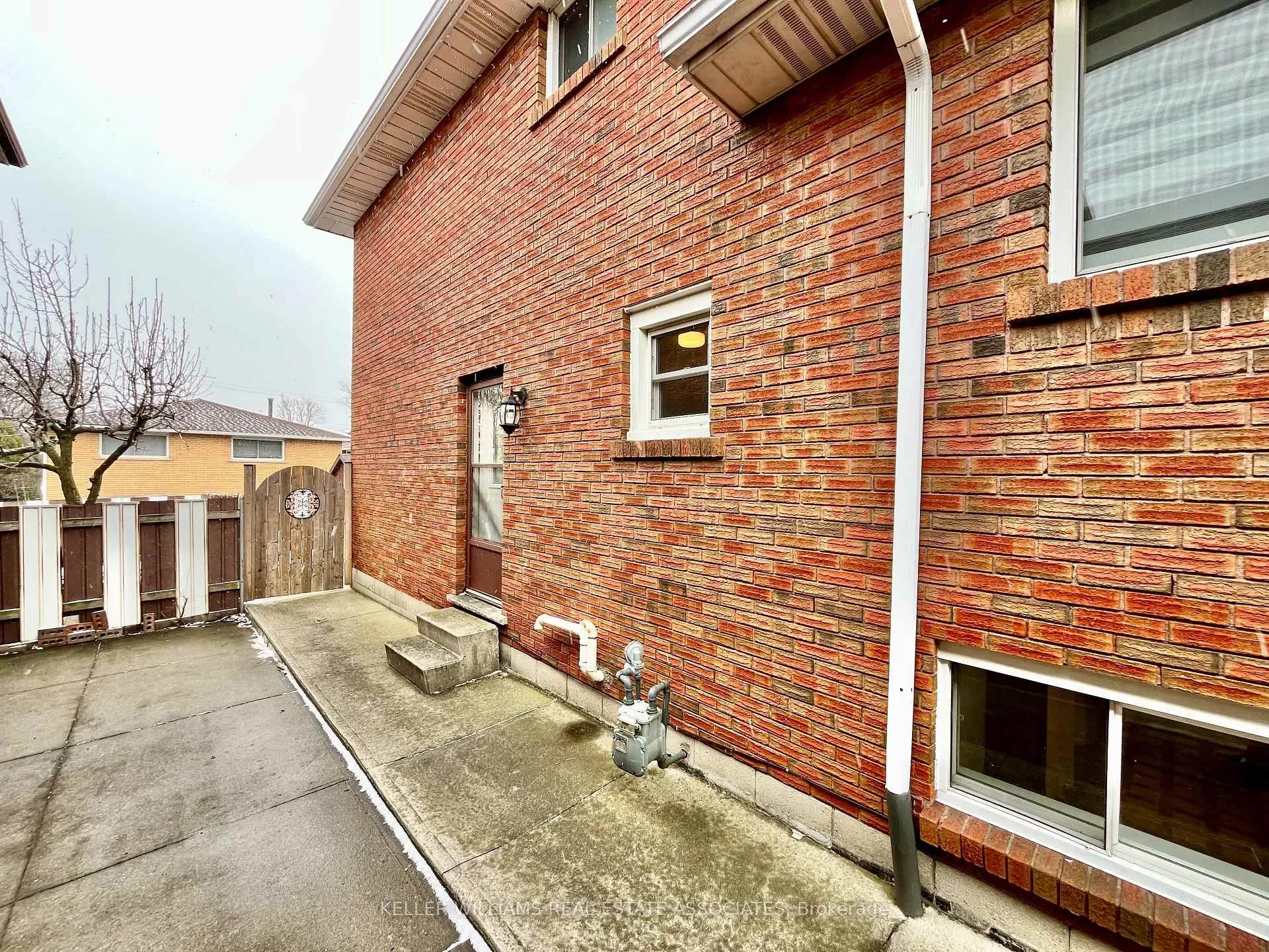 Front of Unit Lower, 39 Lisgar Court