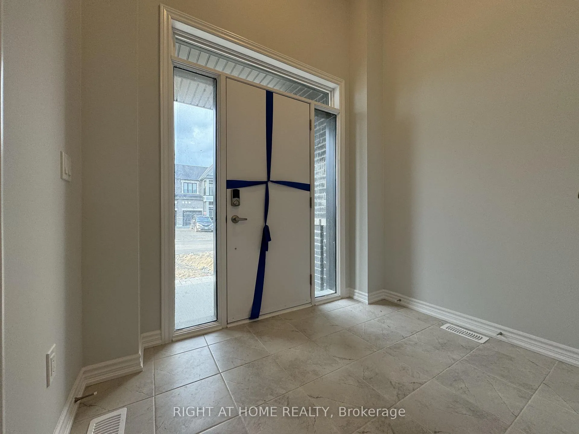 Photo 3 of 1107 Thompson Drive, Oshawa, Kedron — HOMEH