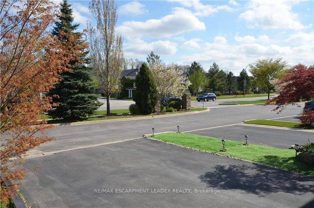 Photo 2 of 524 Stonehenge Drive, Hamilton, Ancaster — HOMEH
