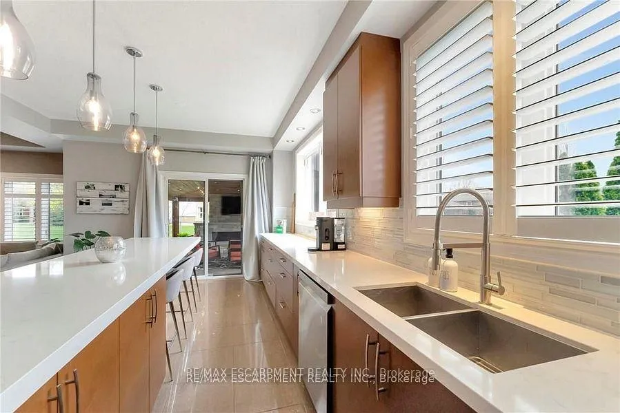 Photo 11 of 349 Valridge Drive, Hamilton, Ancaster — HOMEH
