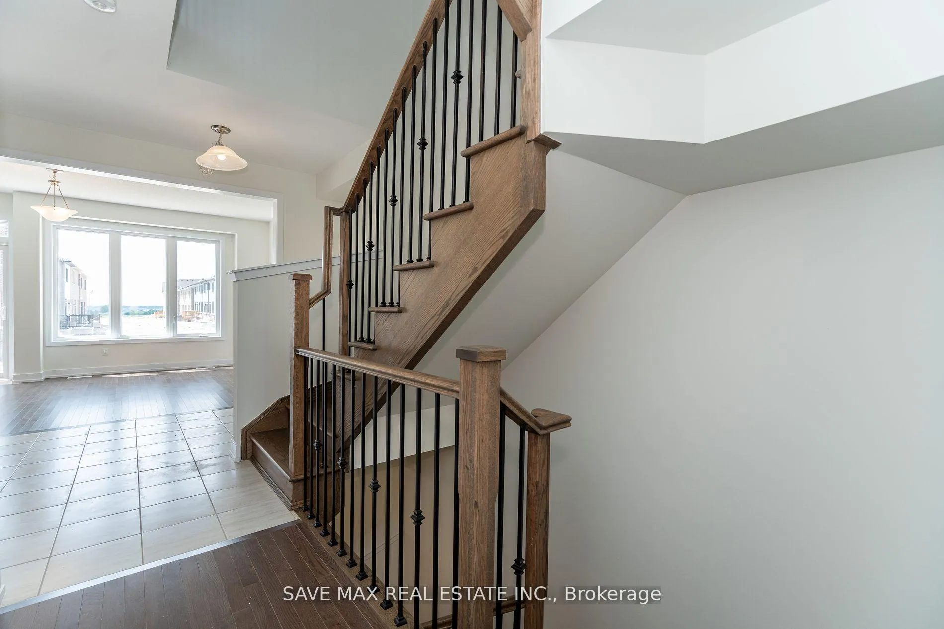Photo 5 of 1082 Thompson Drive, Oshawa, Kedron — HOMEH