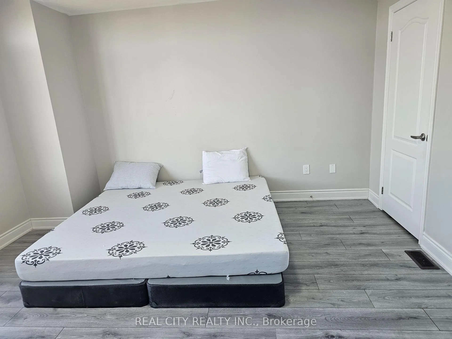 Photo 33 of 132 Sunset Way, Thorold, Rolling Meadows — HOMEH