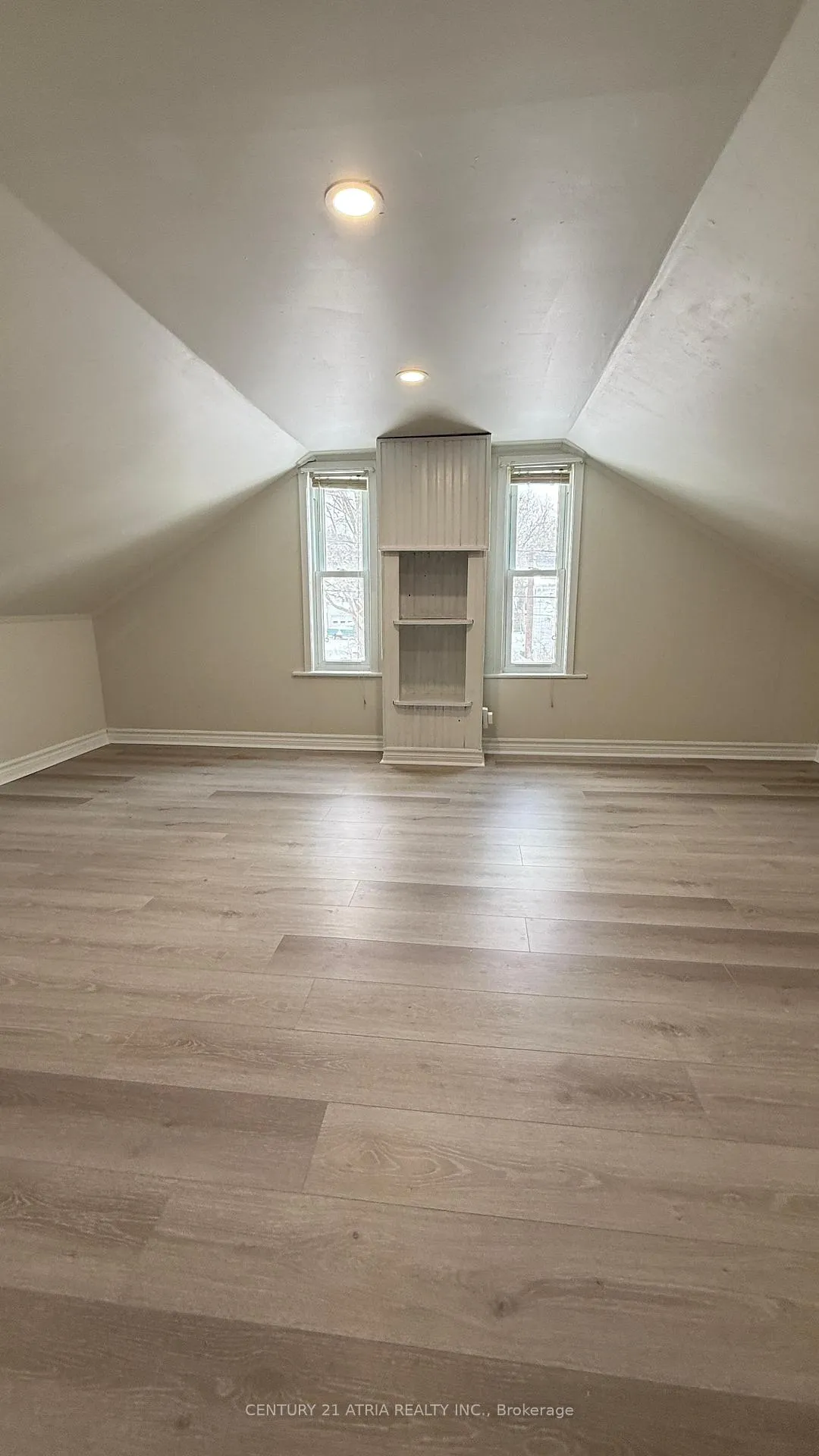 Photo 10 of 144 Hickory Street N, Whitby, Downtown Whitby — HOMEH