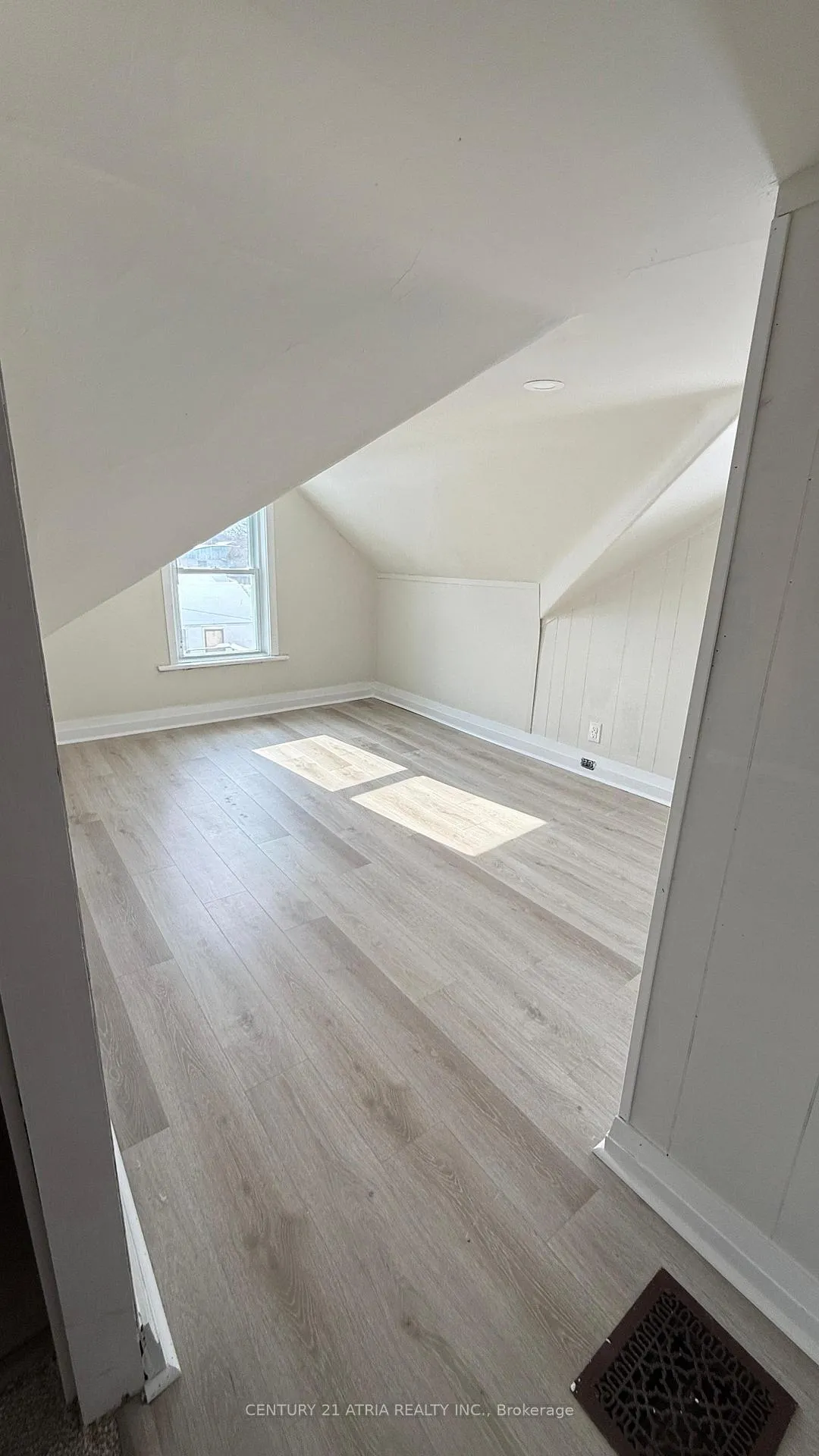 Photo 11 of 144 Hickory Street N, Whitby, Downtown Whitby — HOMEH