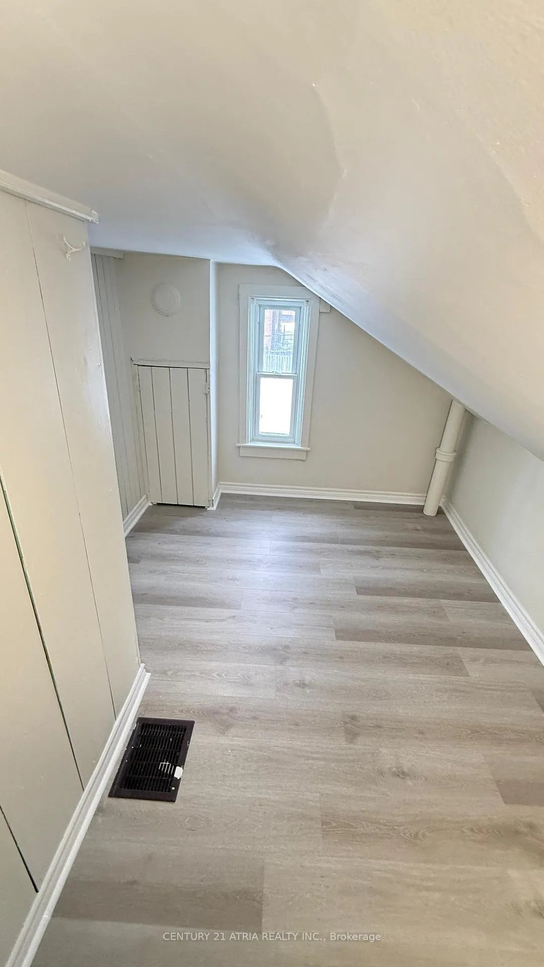 Photo 16 of 144 Hickory Street N, Whitby, Downtown Whitby — HOMEH