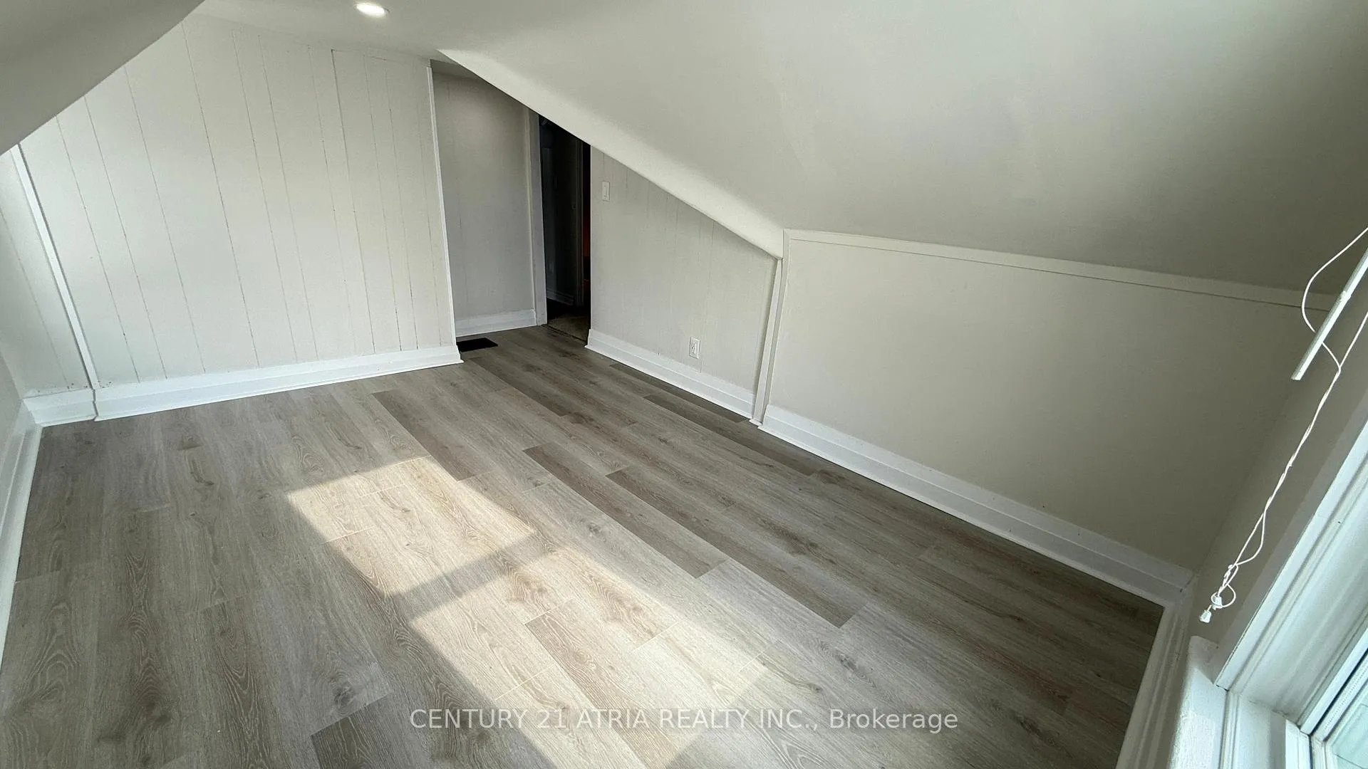 Photo 17 of 144 Hickory Street N, Whitby, Downtown Whitby — HOMEH