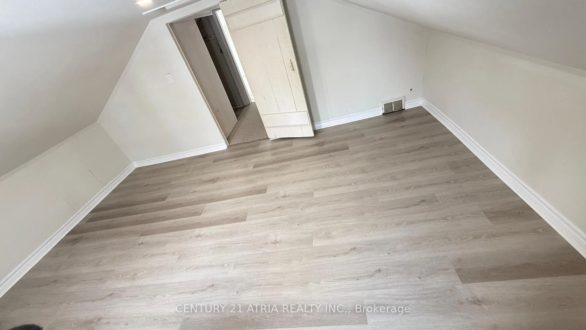 Photo 21 of 144 Hickory Street N, Whitby, Downtown Whitby — HOMEH