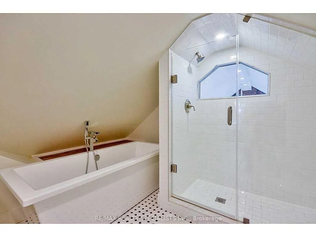 Photo 14 of Unit UPPER, 86 Locke Street N, Hamilton, Strathcona — HOMEH