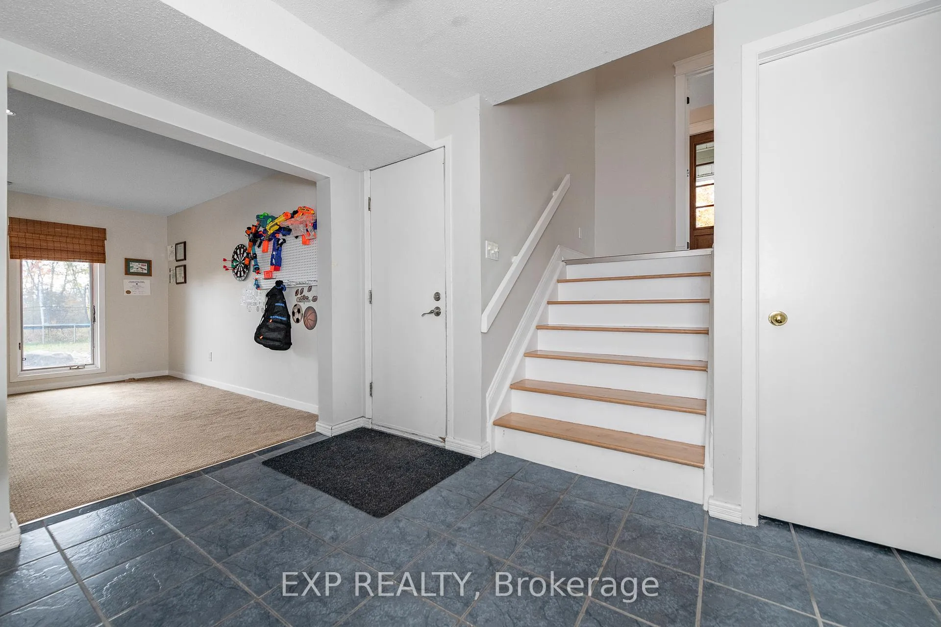Photo 5 of 1238 Barnwell Crescent, Ottawa, Navan — HOMEH