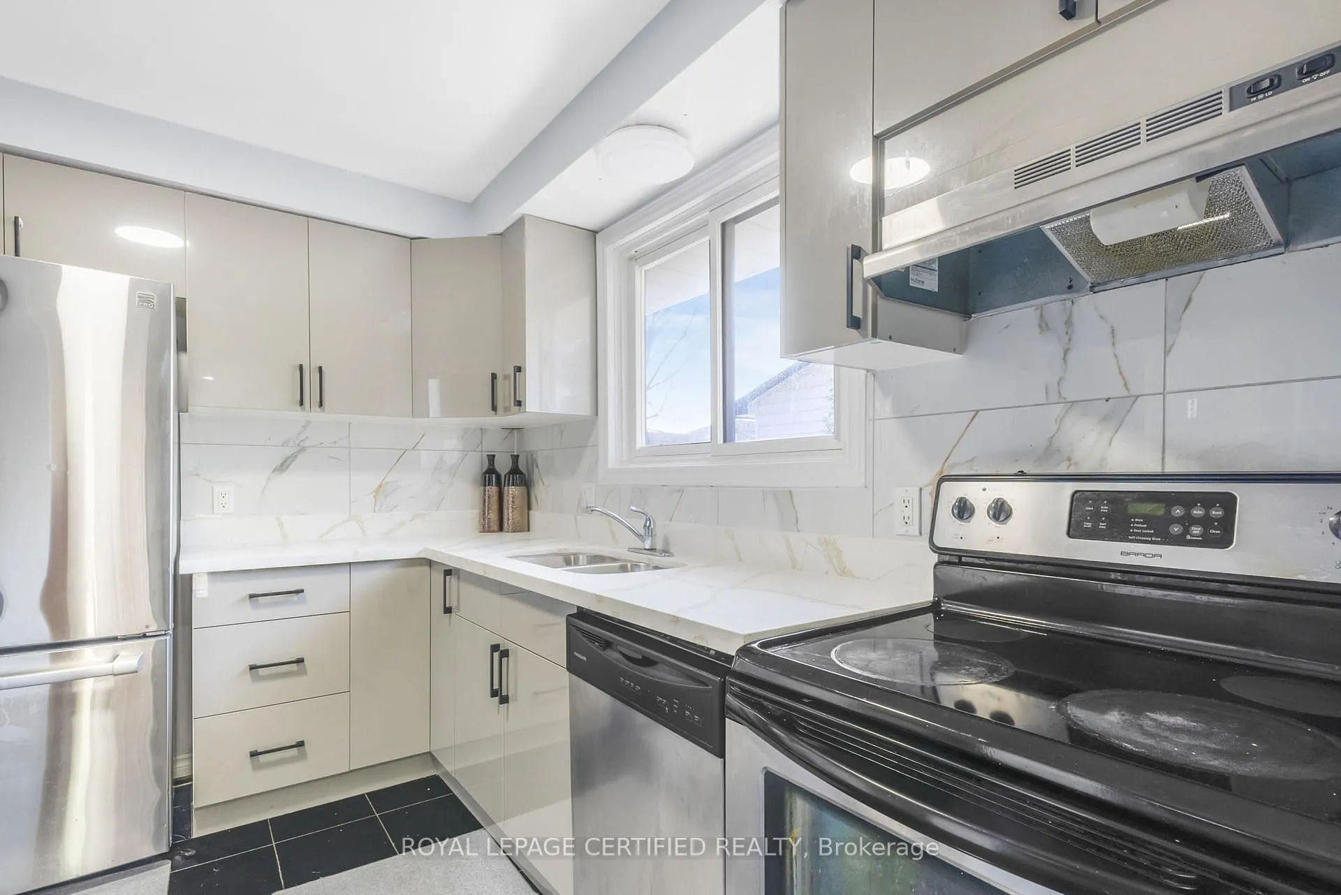 Photo 5 of 260 St Augustine Drive, St. Catharines, Secord Woods — HOMEH