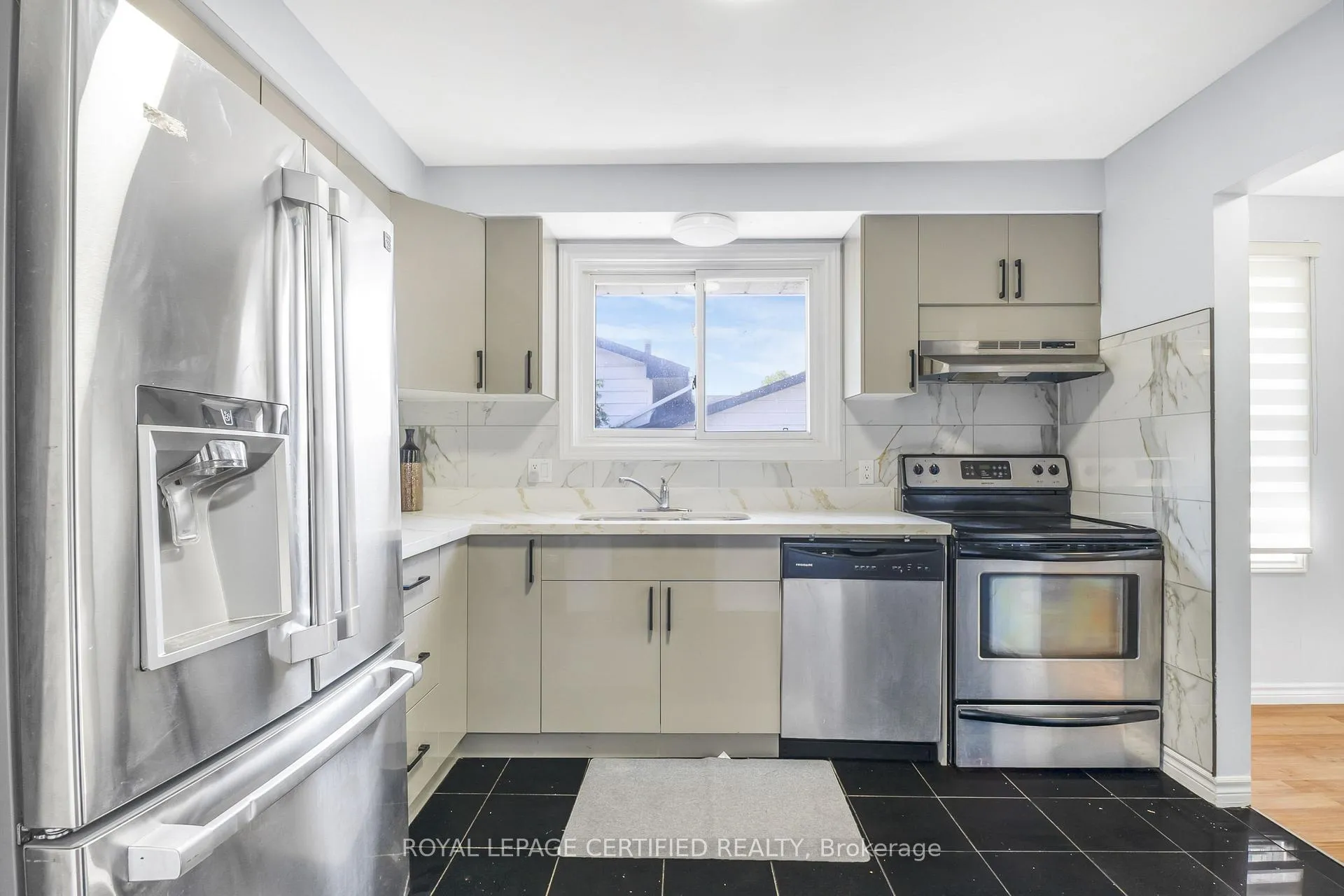 Photo 6 of 260 St Augustine Drive, St. Catharines, Secord Woods — HOMEH