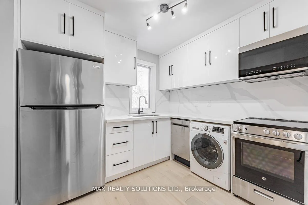 Photo 5 of Unit Upper, 38 St Germain Avenue, Toronto, Lawrence Park North — HOMEH
