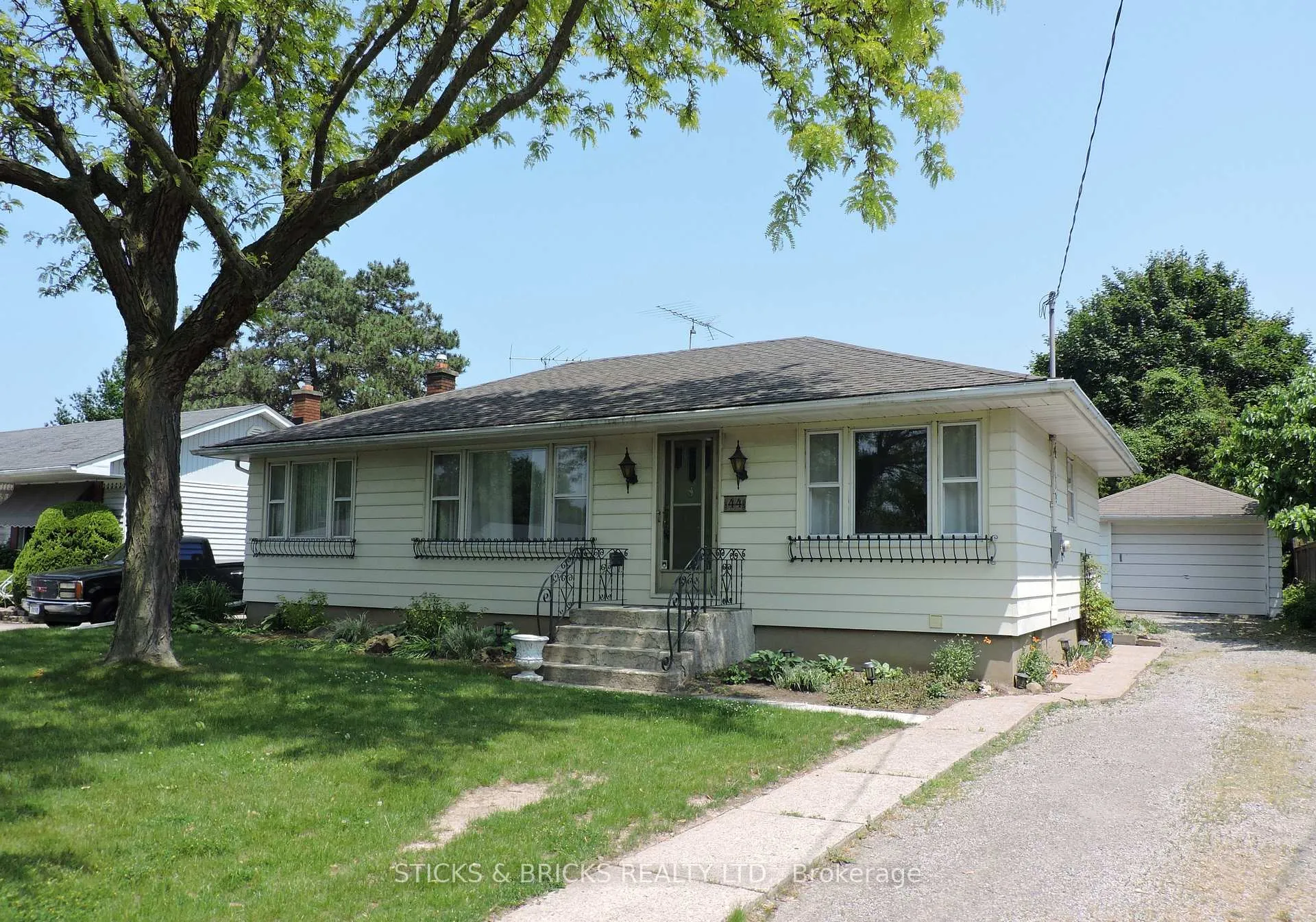Photo 2 of 44 Duncan Drive, St. Catharines, Vine/Linwell — HOMEH