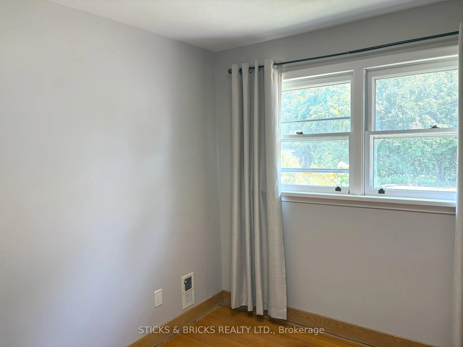 Photo 12 of 44 Duncan Drive, St. Catharines, Vine/Linwell — HOMEH