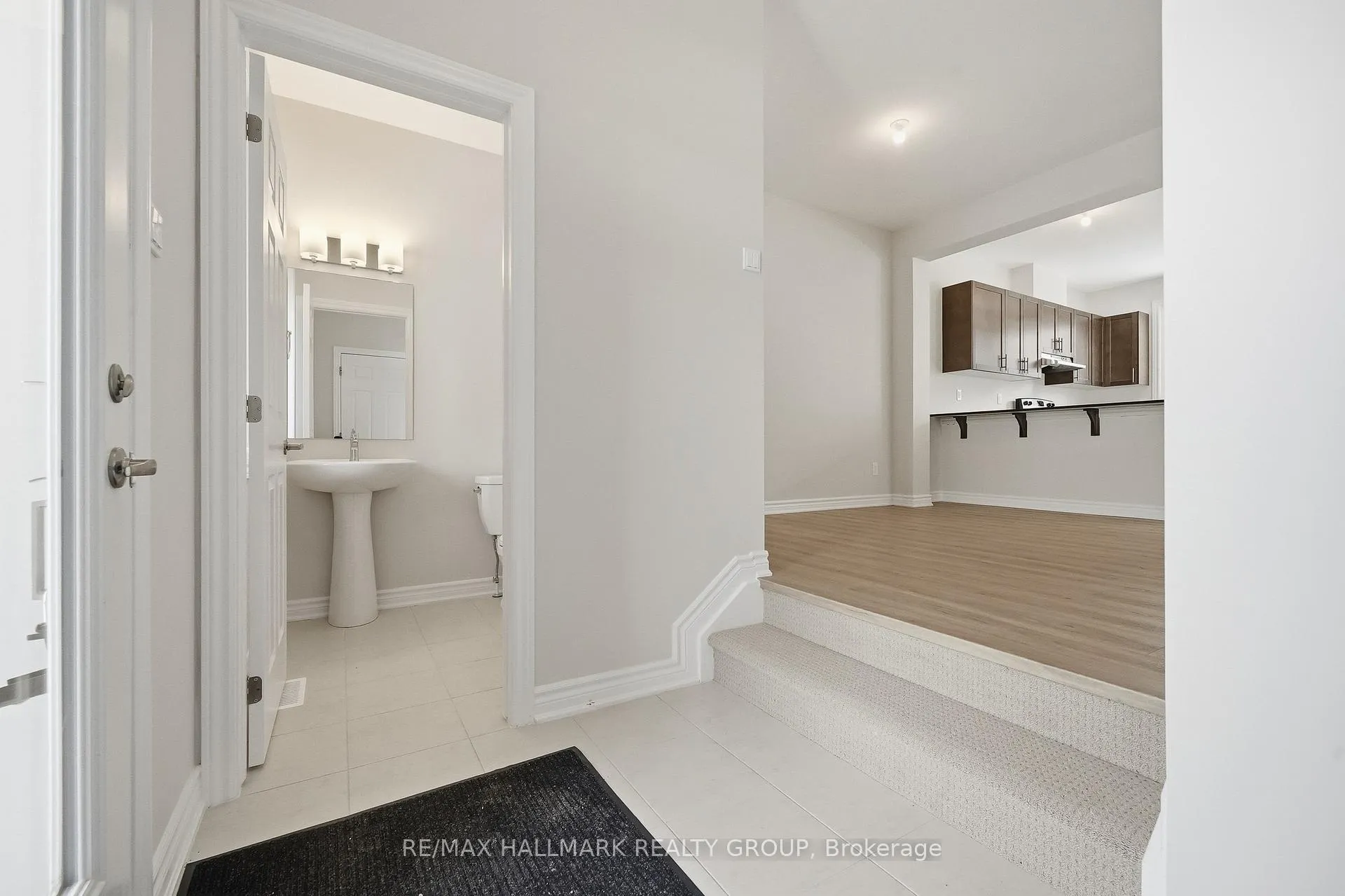 Photo 4 of 216 Ryan Reynolds Way, Ottawa, Mer Bleue/Bradley Estates/Anderson Park — HOMEH