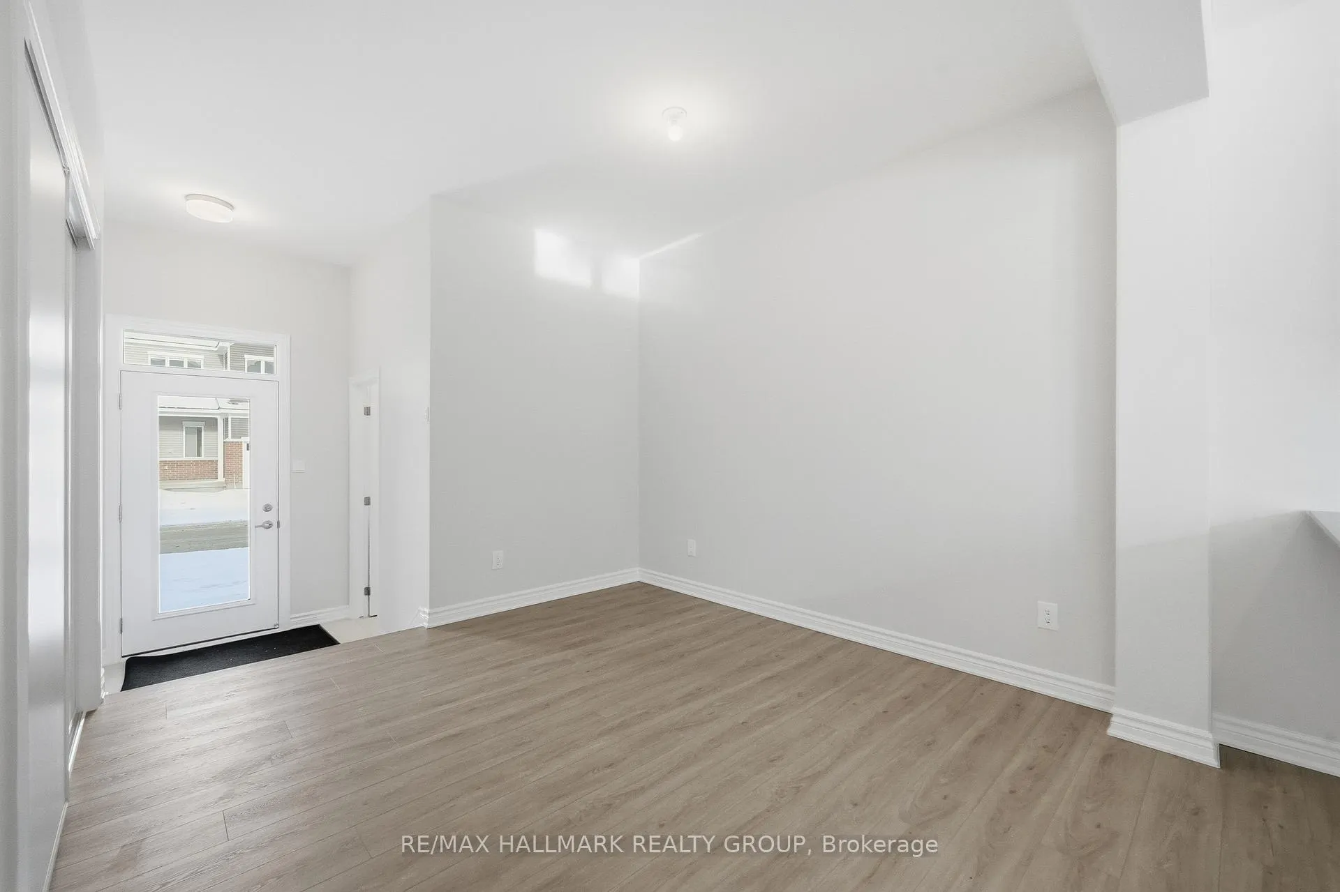 Photo 8 of 216 Ryan Reynolds Way, Ottawa, Mer Bleue/Bradley Estates/Anderson Park — HOMEH