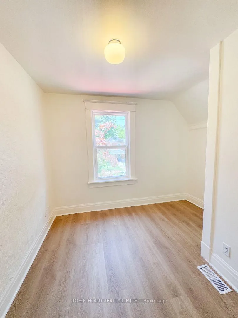 Photo 15 of 31 Pequegnat Avenue, Kitchener — HOMEH