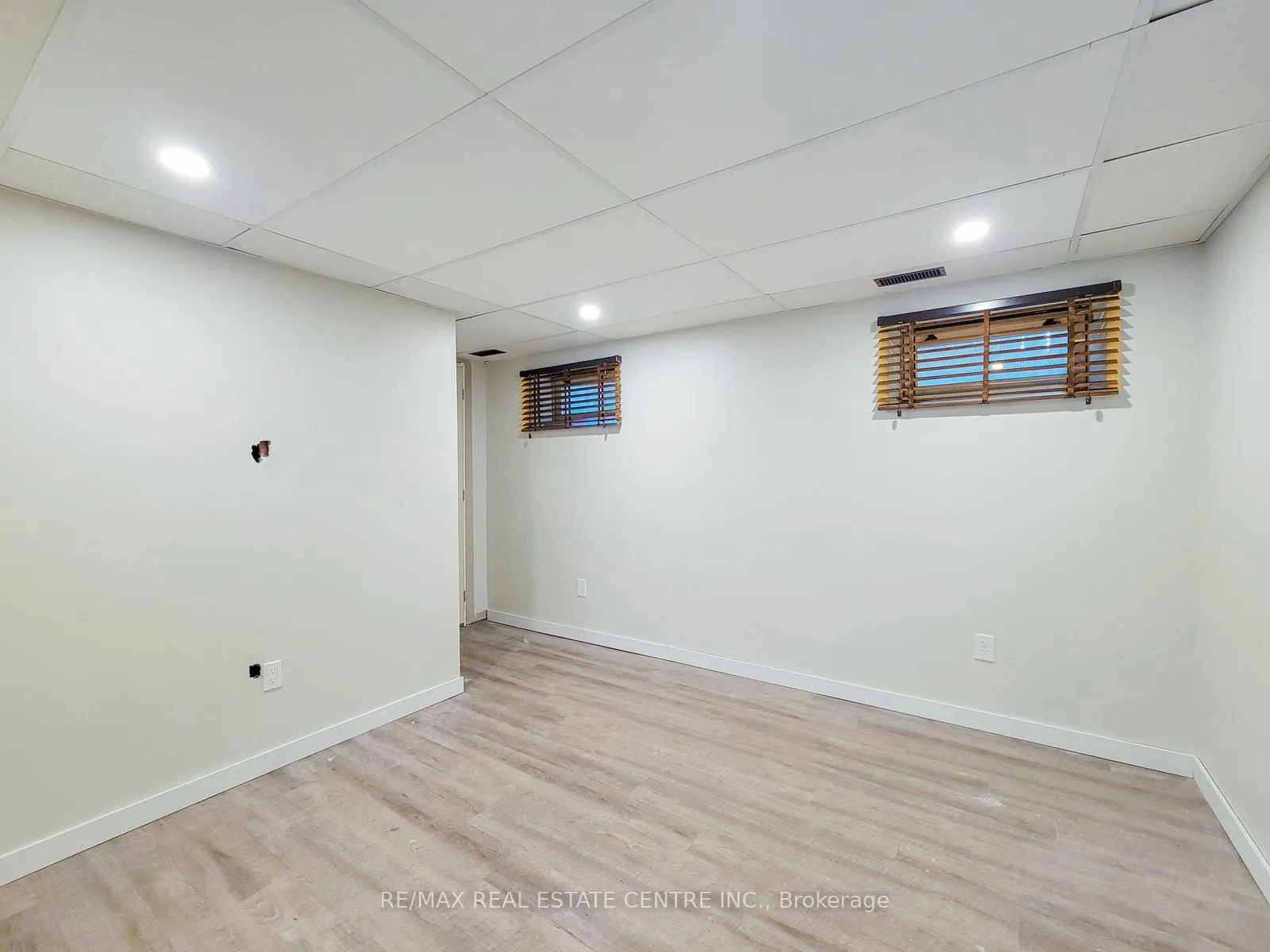 Photo 11 of 363 East 27th Street, Hamilton, Burkholme — HOMEH