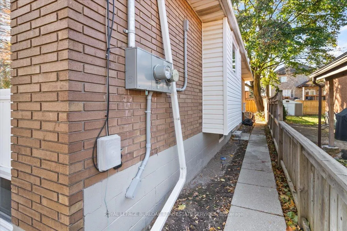 Photo 5 of Unit #2, Lower, 185 Mohawk R Road W, Hamilton, Buchanan — HOMEH