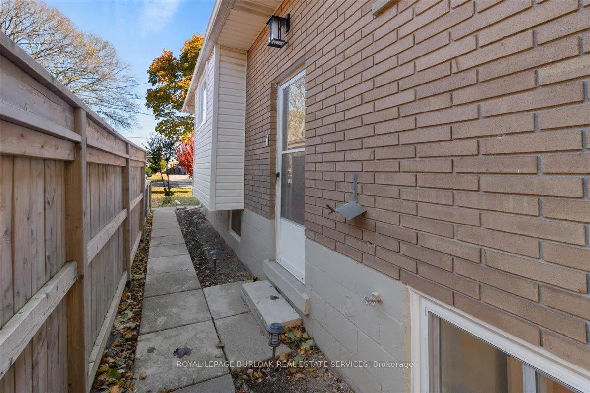 Photo 6 of Unit #2, Lower, 185 Mohawk R Road W, Hamilton, Buchanan — HOMEH