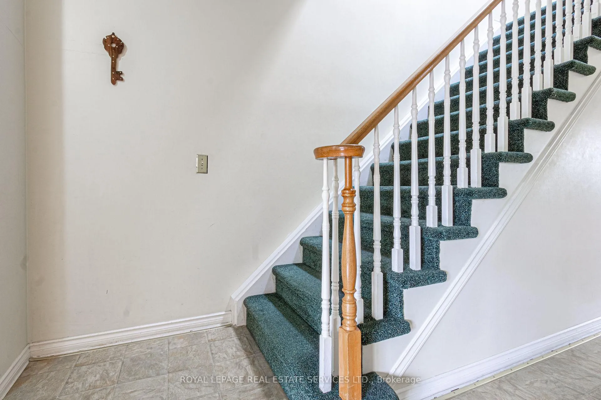 Photo 24 of 111 Strawberry Drive, Hamilton, Riverdale — HOMEH