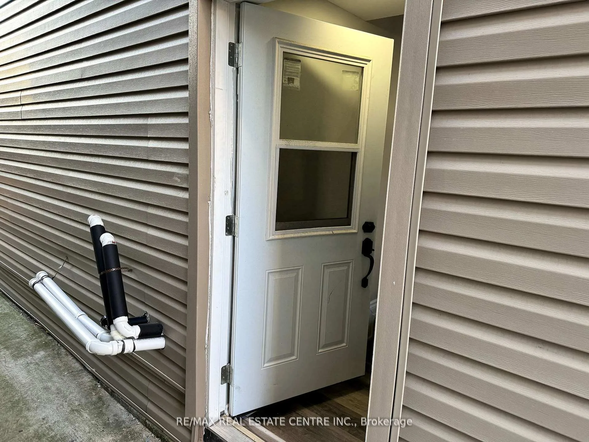Photo 2 of 45 Leeming (BSMT) Street W, Hamilton, Landsdale — HOMEH
