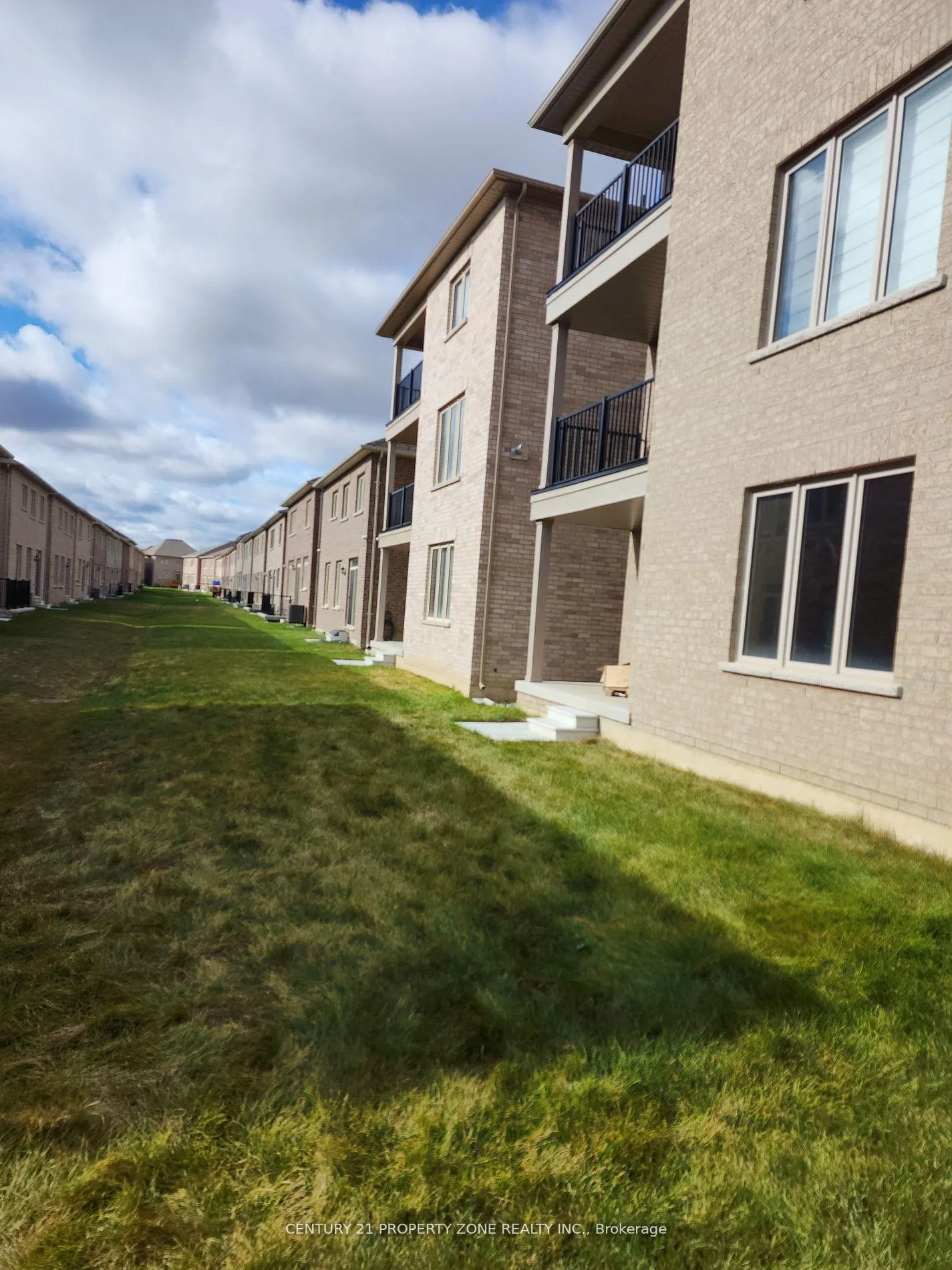 Photo 26 of 13 Junior Road, Brampton, Northwest Brampton — HOMEH