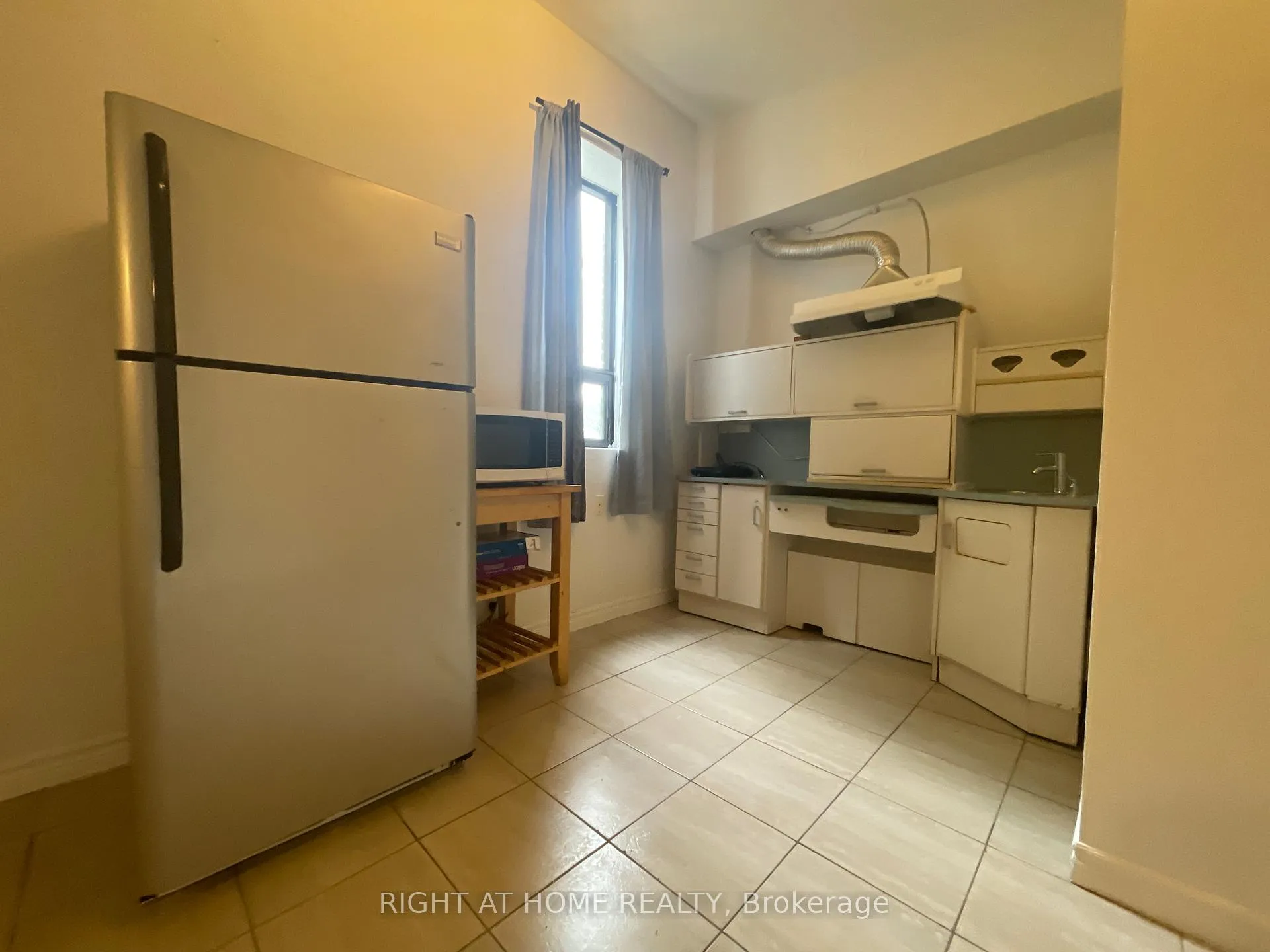 Photo 5 of Unit 7, 279 Drouillard Road, Windsor — HOMEH
